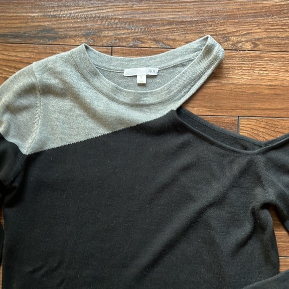 ROI Cold Shoulder Sweater - Picture 2 of 4